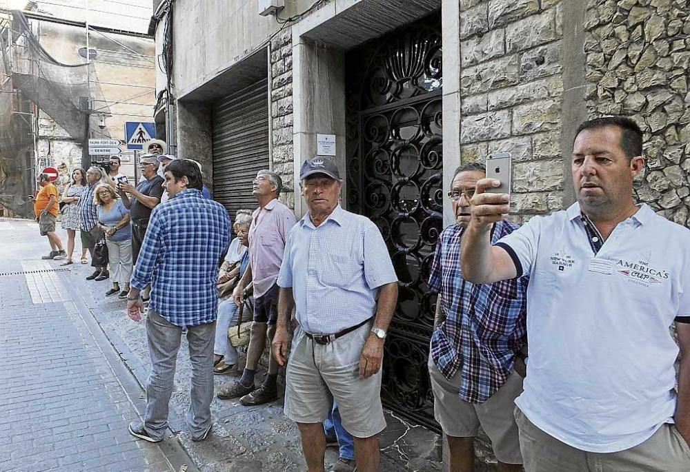 Manifestantes cristianos intentan parar la retirada de la cruz de la plaza de España de Sóller