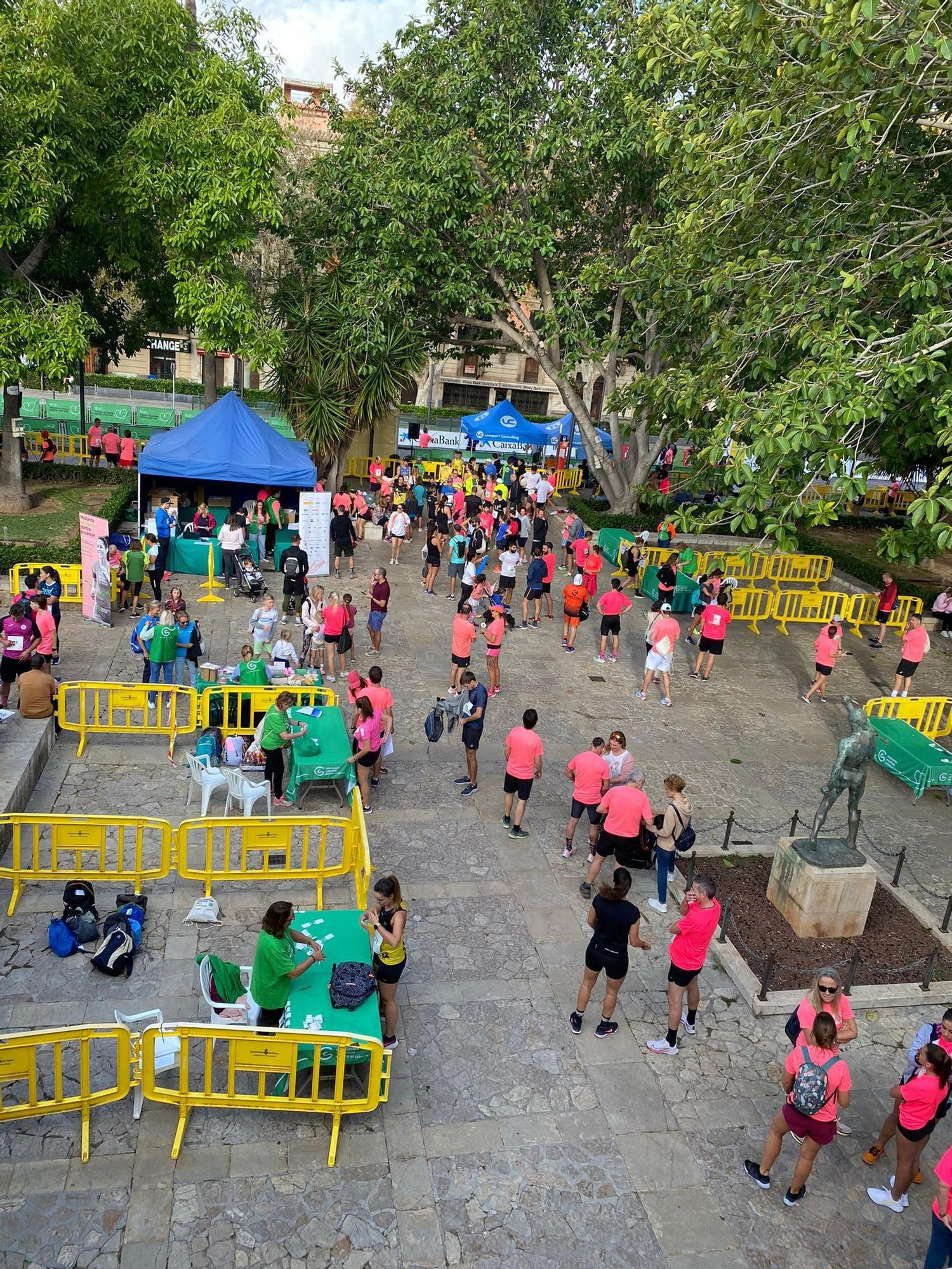 La carrera ‘Mallorca En Marcha Contra el Cáncer’ tiñe Palma de rosa