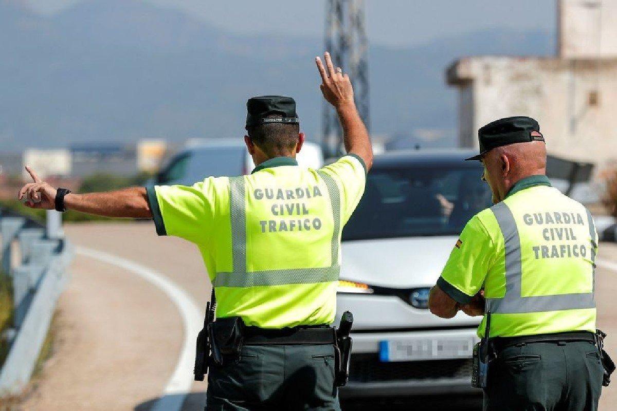 La Guardia Civil multa con 200 euros por poner la baliza pero olvidarse de otro elemento clave de señalización.
