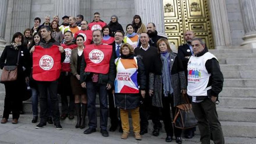 Trabajadores de RTVV y de Telemadrid, en las escaleras del Congreso de los Diputados.