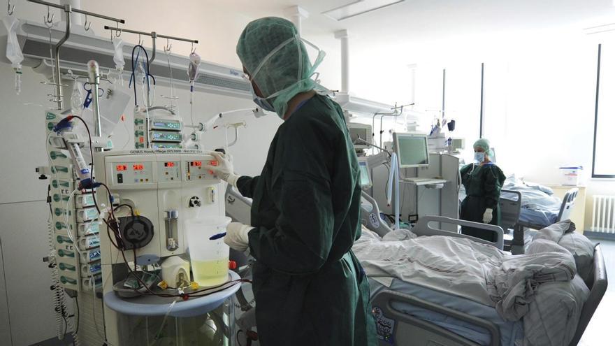 Una enfermera revisa la máquina de diálisis en una Unidad de Cuidados Intensivos (UCI)