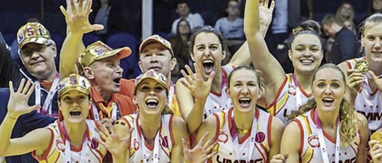 Alba Torrens, en el centro, celebra su quinto tÃ­tulo de Euroliga con el Ekaterimburgo.