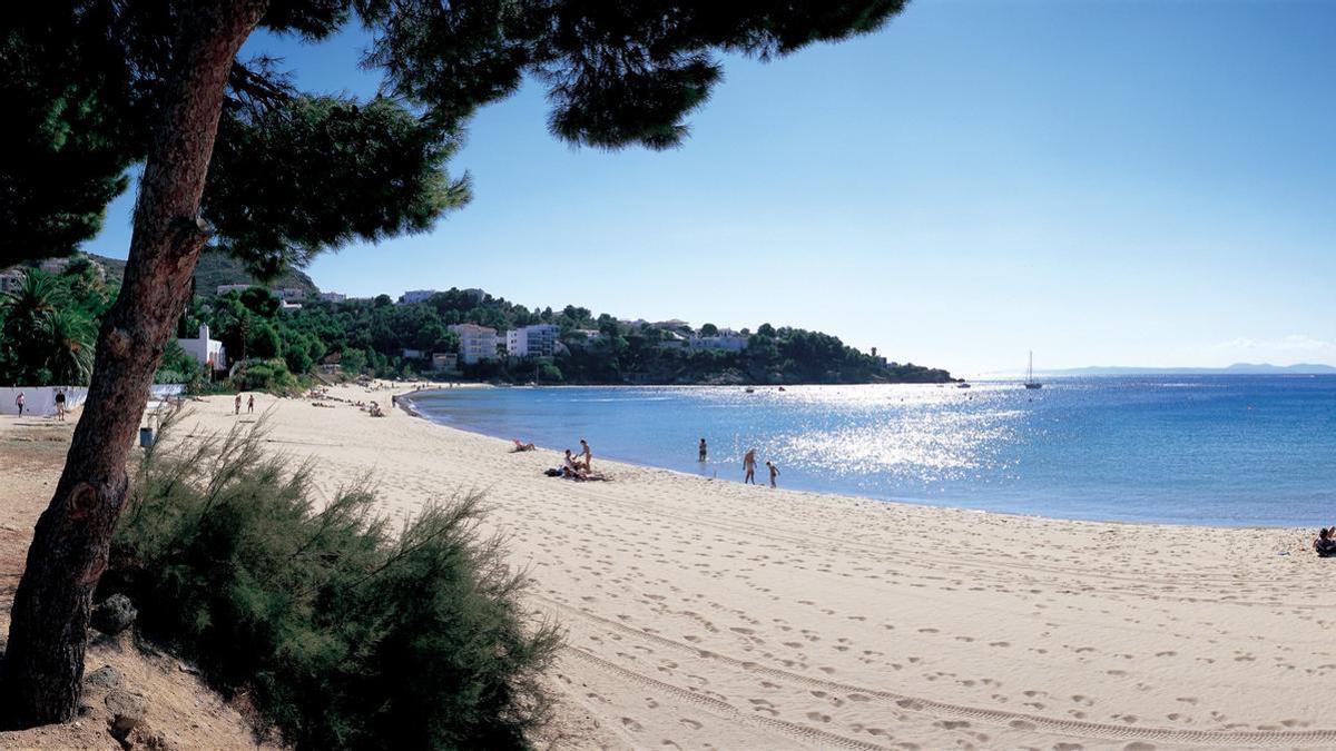La platja d'Almadrava, a Roses.