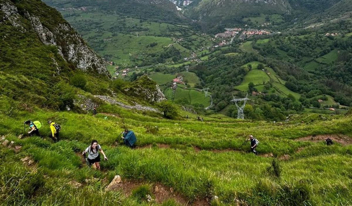 Trescientos peregrinos por la senda de los 20.000 pasos