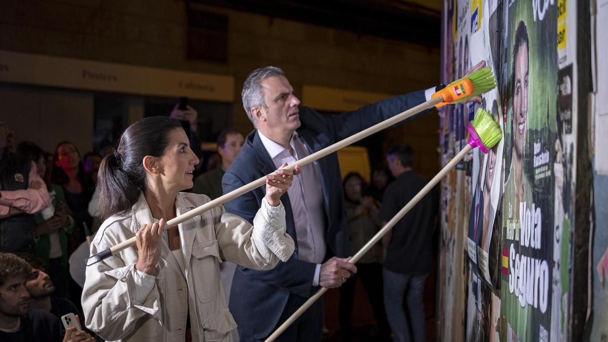 Los candidatos de Vox a la Comunidad y a la Alcaldía de Madrid, Rocío Monasterio y Javier Ortega Smith, al inicio de la campaña de las elecciones autonómicas y municipales del 28 de mayo.