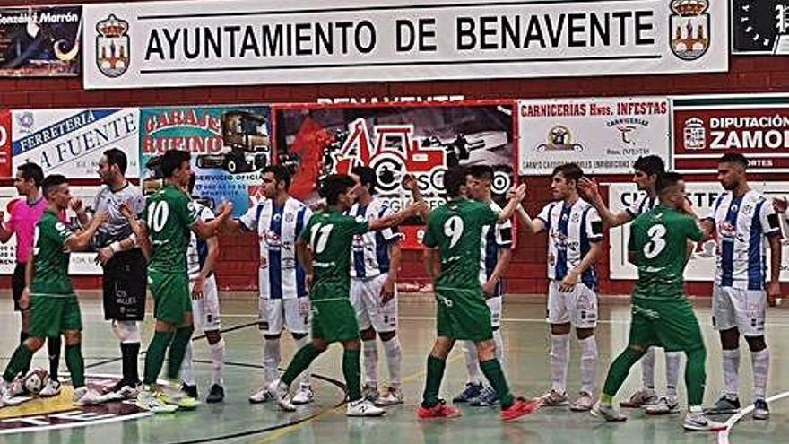 Los jugadores se saludan en un encuentro anterior del Atl. Benavente