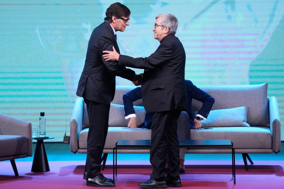 El presidente de la Generalitat, Salvador Illa (i), mantiene un diálogo con el presidente de la Conferencia Episcopal, Luis Argüello (D).