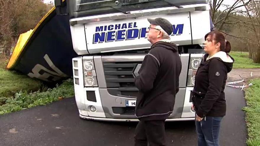Un camionero polaco vuelca en Cantabria por seguir las indicaciones del GPS