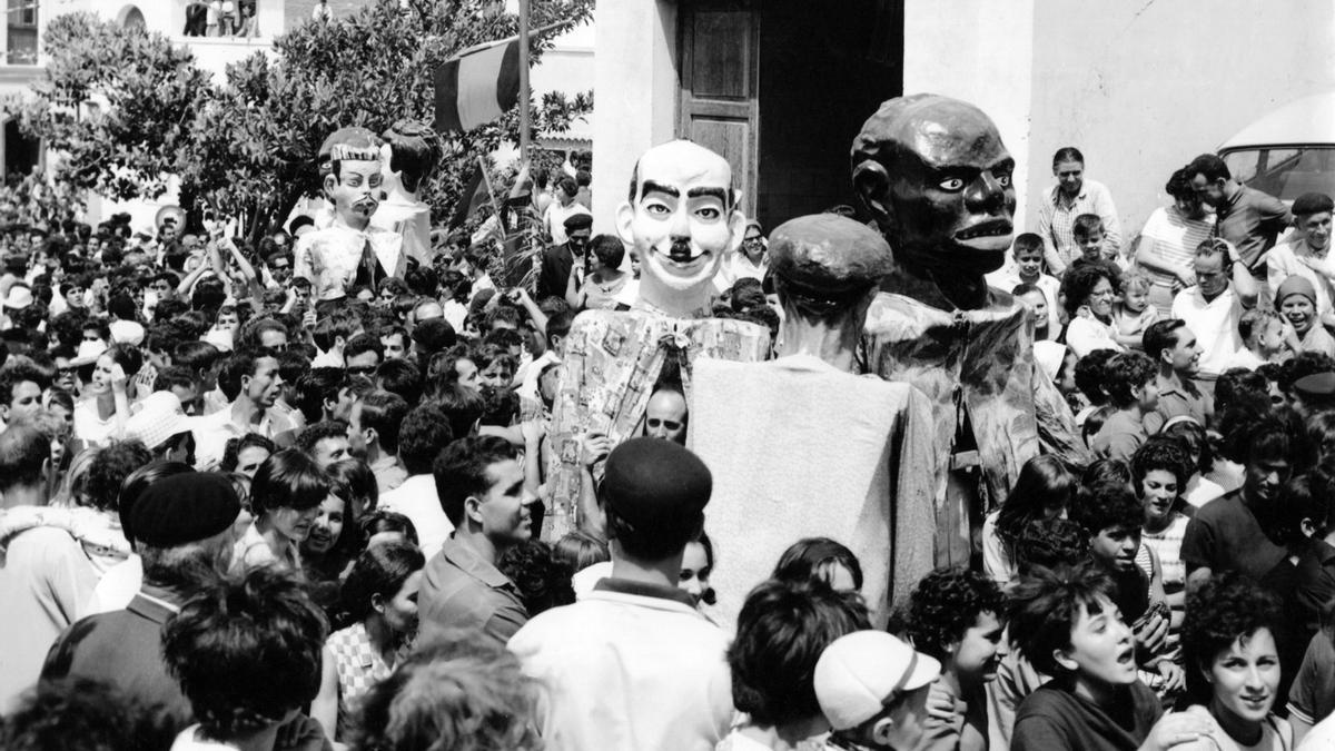 Papagüevos y participantes en la bajada de La Rama de Agaete del año 1966.
