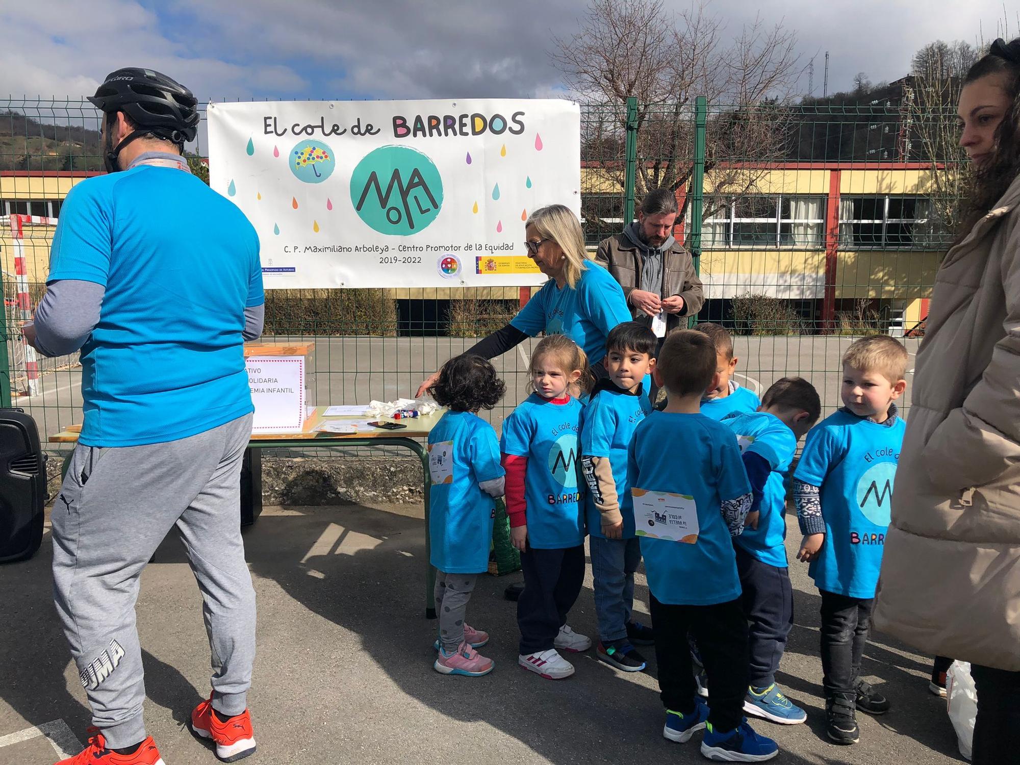 Los "neños" corren contra la leucemia infantil: los alumnos del cole de Barredos, con la Fundación Unoentrecienmil