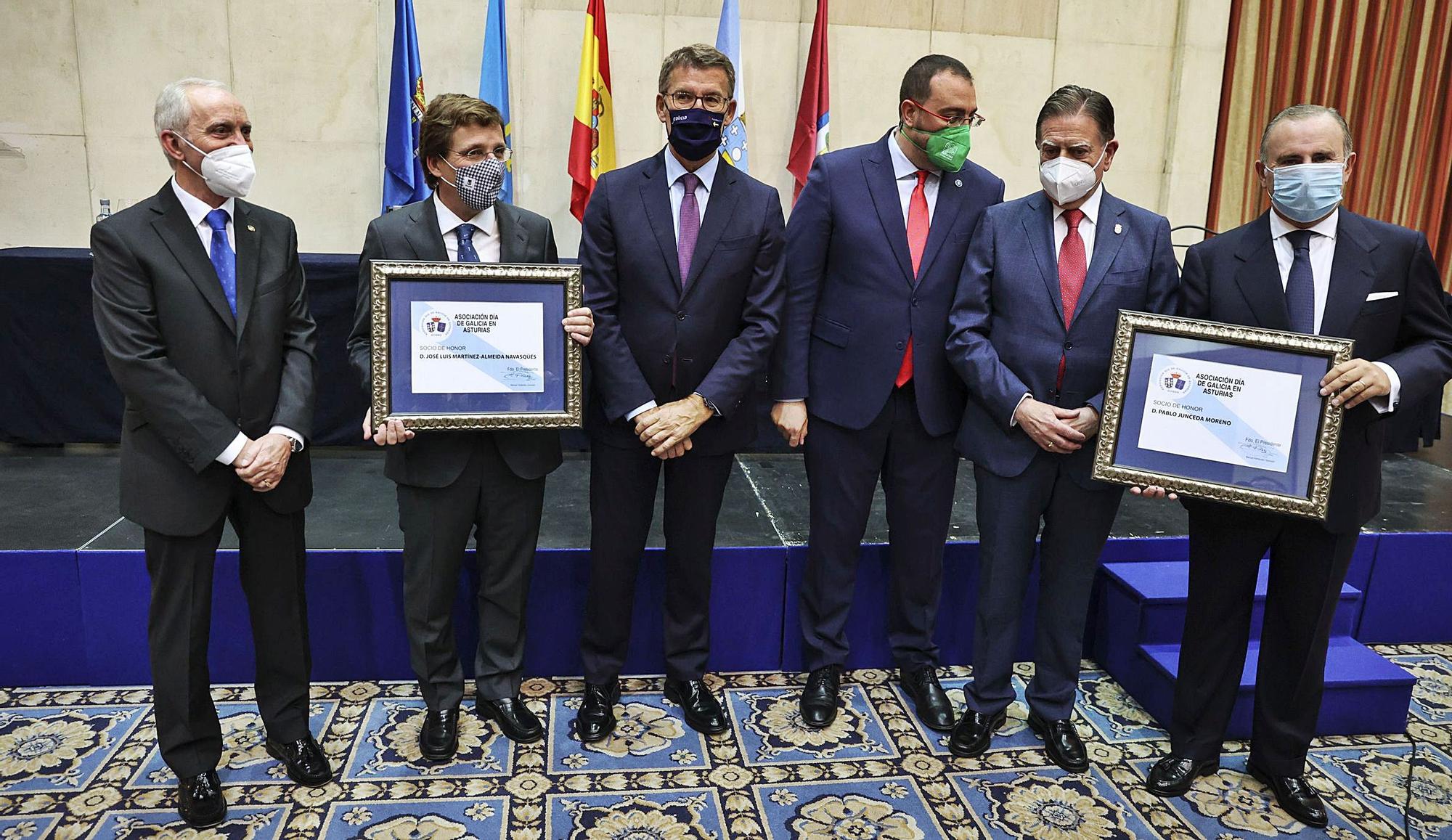 Por la izquierda, Manuel Fernández Quevedo, José Luis Martínez-Almeida, Alberto Núñez Feijóo, Adrián Barbón, Alfredo Canteli y Pablo Junceda, ayer, en el Reconquista, durante la entrega de las insignias de oro del Día de Galicia en Asturias. | Irma Collín