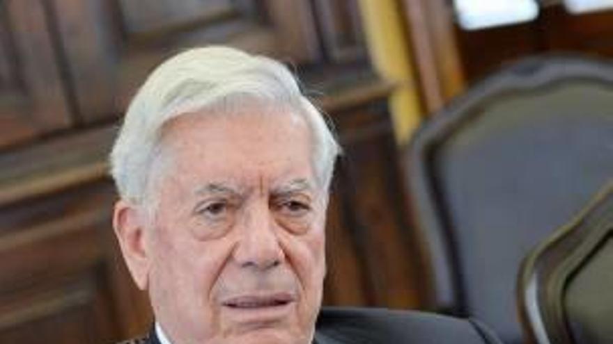 Vargas Llosa charla con Javier Cercas en el ADDA