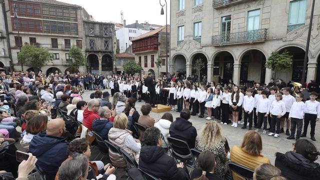 Concerto «A 3 Bandas» na Praza da Ferrería, coa participación de centos de persoas.