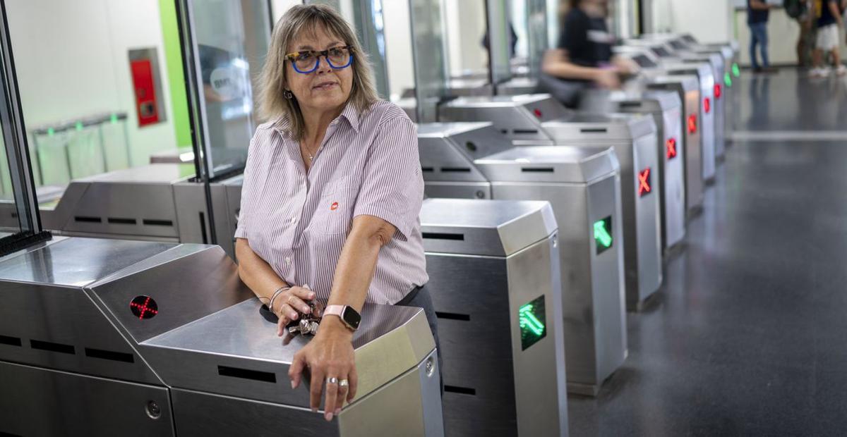 Esther Marín, agent d’atenció al client del metro de Barcelona: «No es podia preveure. Ens va sorprendre com la covid» Esther Marín, agent d’atenció al client del metro de Barcelona: «No es podia preveure. Ens va sorprendre com la covid»