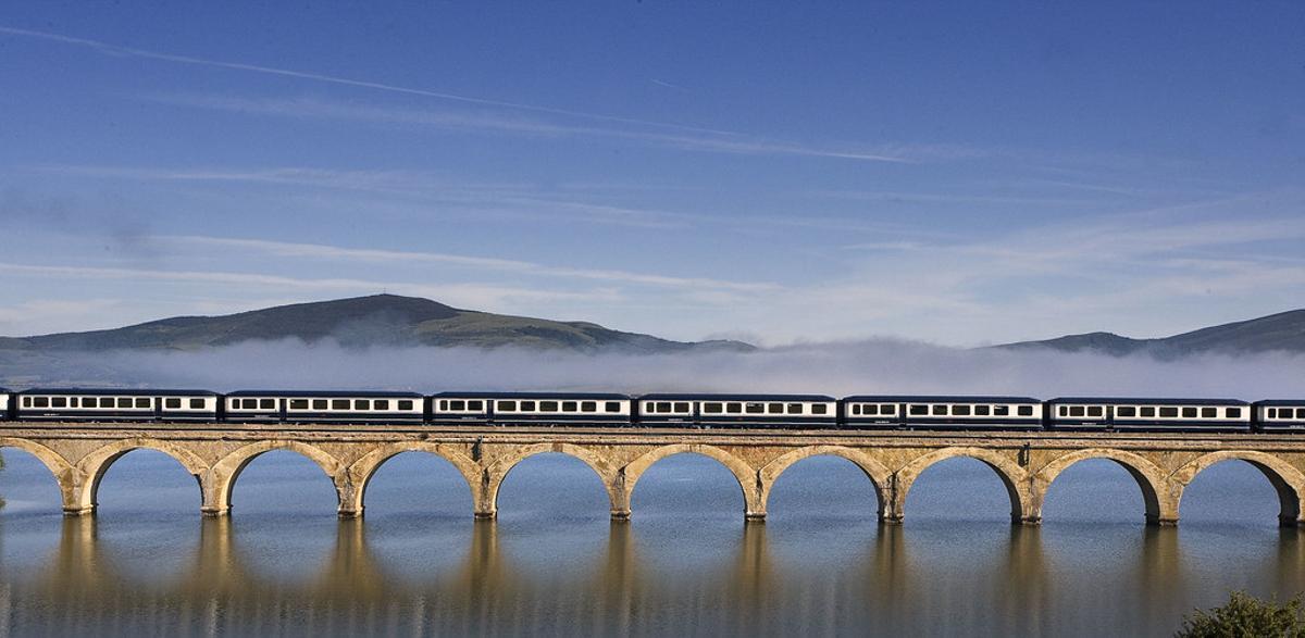El transcantábrico a su paso por el Viadcuto sobre el pantano de Arija.