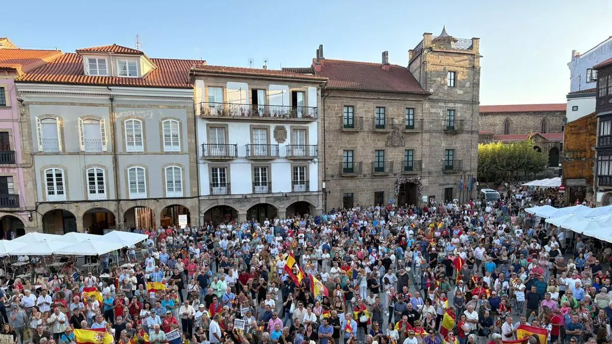 Avilés sale a la calle en defensa de Ceuta al grito de "Ceuta no se vende"