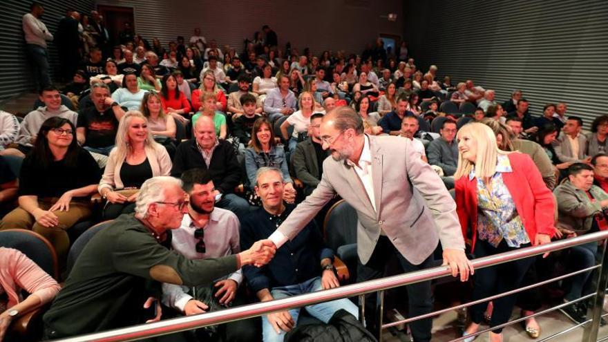 El candidato socialista, Javier Lambán, en un abarrotado salón de actos de Cuarte