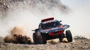 Carlos Sainz y Lucas Cruz, a bordo del Audi RS Q e-tron durante la undécima etapa del Dakar