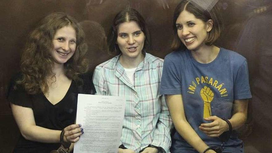 El grupo feminista Pussy Riot, durante un juicio en Rusia. // Efe