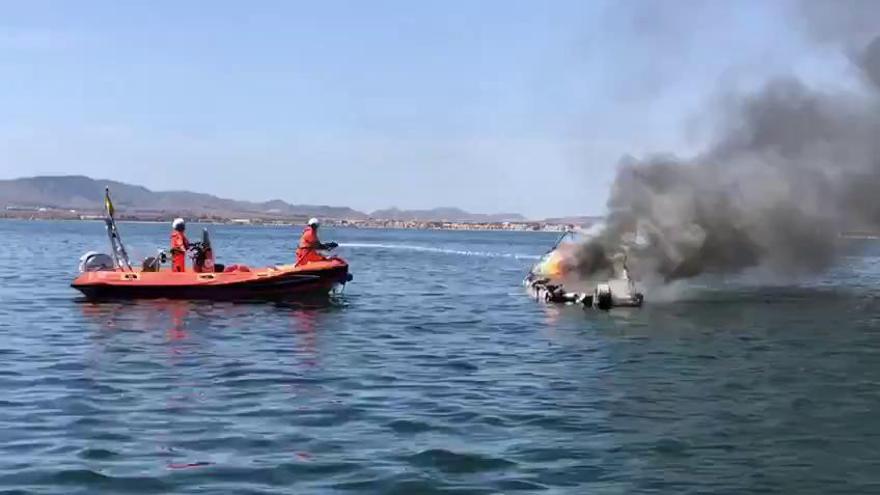 Arde un barco cerca de la Isla Perdiguera con dos ocupantes