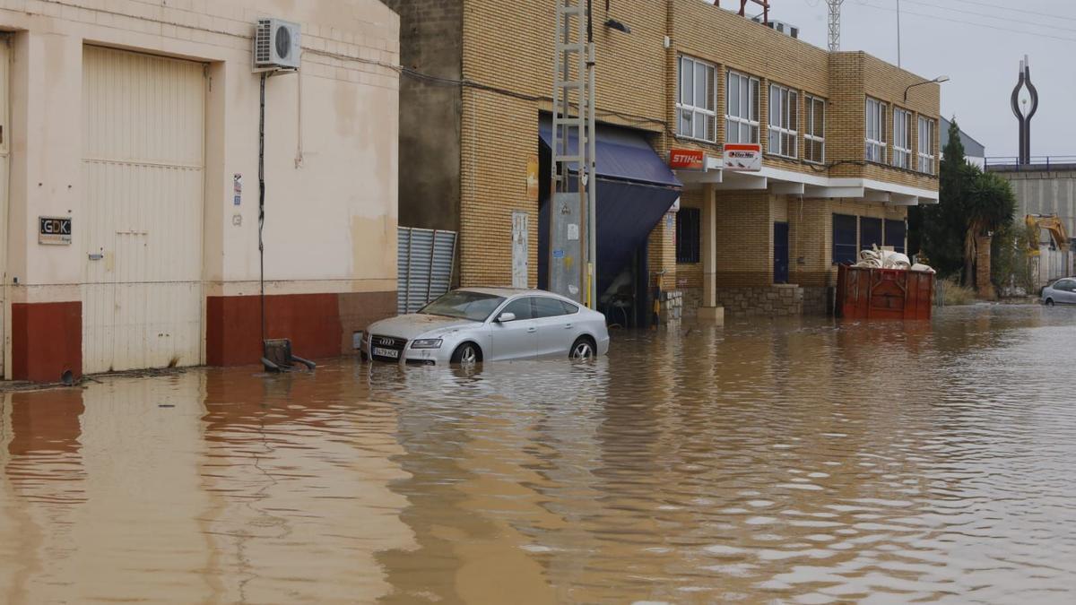 El desbordamiento del barranco en Beniparrell causó grandes daños en el polígono.