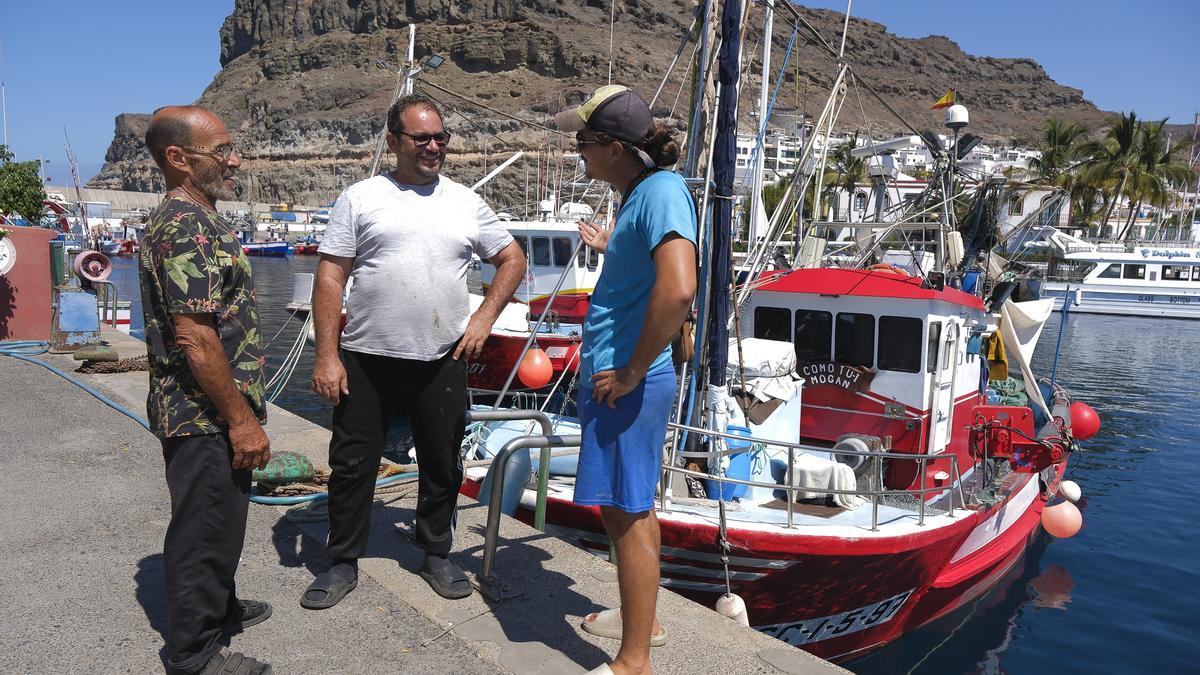 Por la izquierda, Miguel Abrante, Cristóbal Godoy y Daniel Perdomo, marineros de la cofradía de Playa de Mogán.