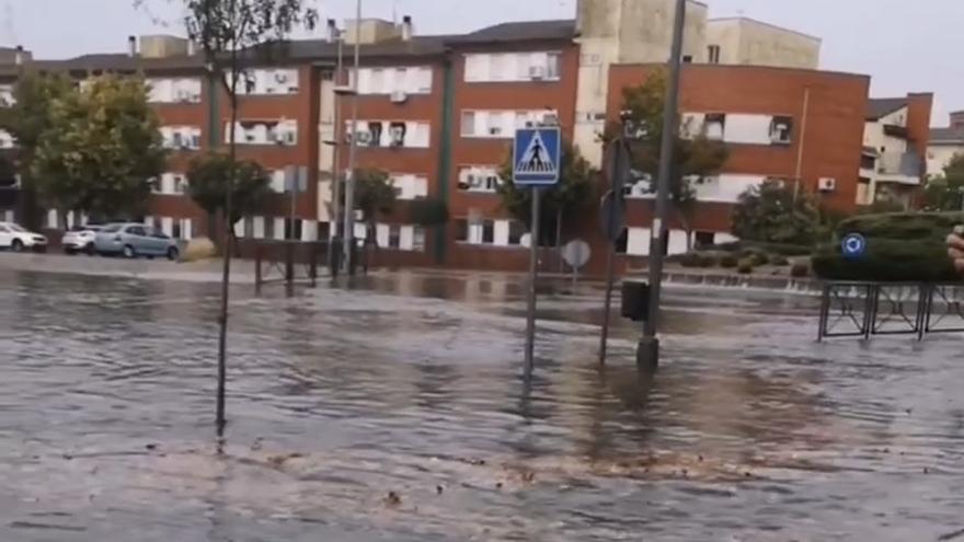 Balsas de agua en la rotonda junto al Carrefour, en Mérida.