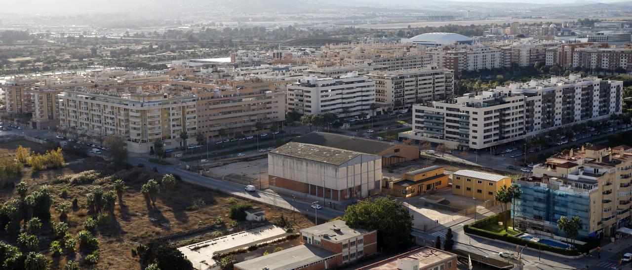 Vistas desde las obras de las Torres de Málaga en el paseo marítimo de Huelin.