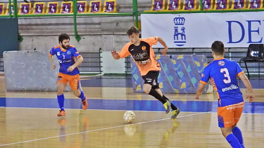 Un jugador del Boal, dirigiendo el balón en el Paco Paz.  |  // F. CASANOVA