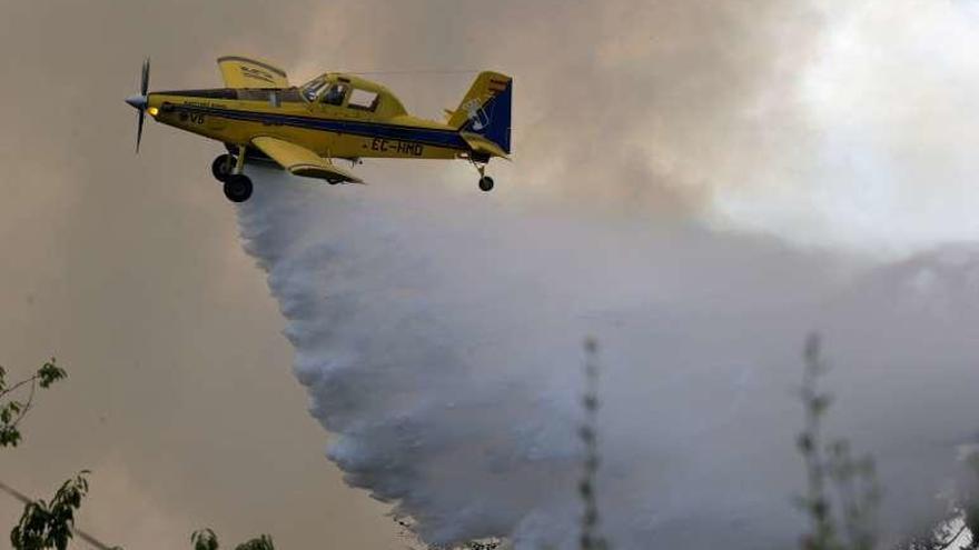 Un hidroavión español descarga agua sobre el incendio. // Reuters