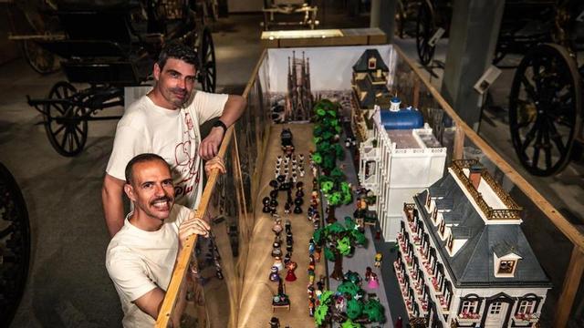 Jordi Òdena, al fons, i Fèlix Arias, dimecres al costat del diorama que han creat per recrear l’enterrament d’Antoni Gaudí, en l’exposició que es pot veure al Cementiri de Montuïc.