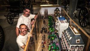 Una exposició recrea al Cementiri de Montjuïc, amb figures de Playmobil, rituals de la mort de diverses cultures