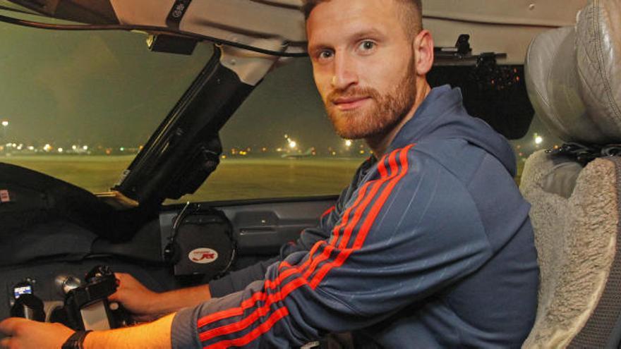 Shkodran Mustafi, a los mandos del avión antes de iniciar el vuelo de regreso desde Vigo