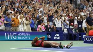 Coco Gauff se tira al suelo tras coronarse en Nueva York.