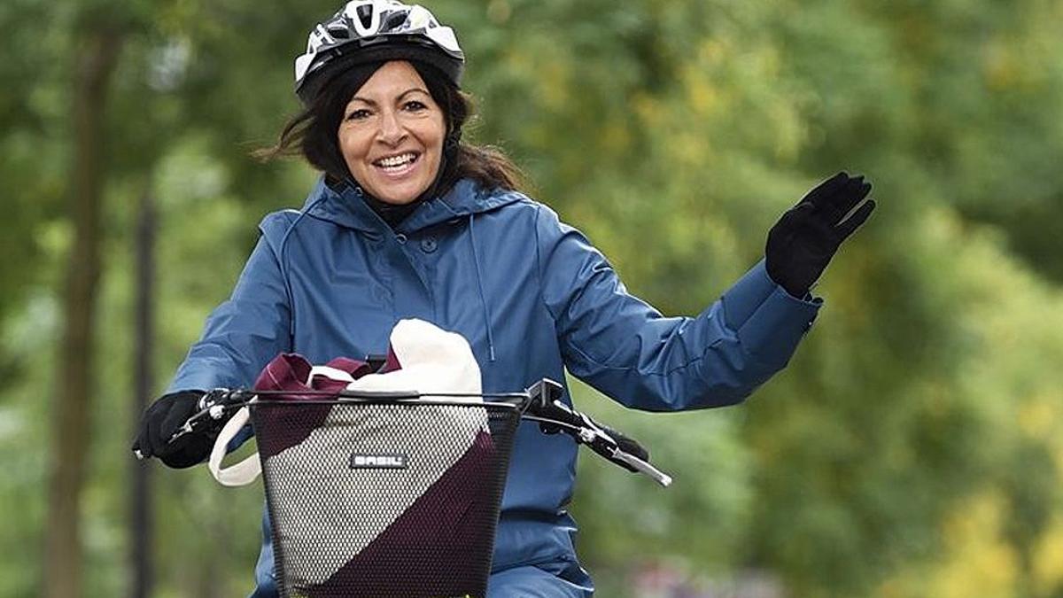 Anne Hidalgo, alcaldesa de París, en bicicleta por el centro de la capital francesa.