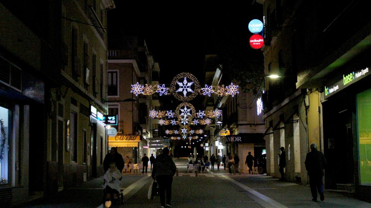 Una calle de Dénia iluminada con las luces de Navidad