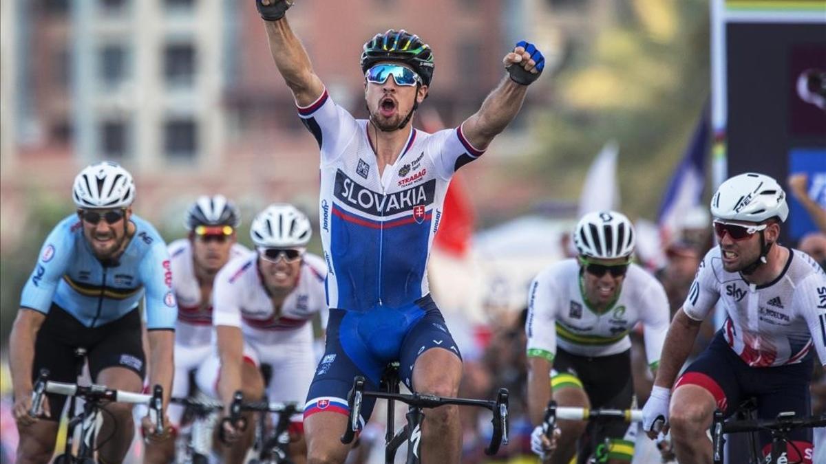 Peter Sagan se impone a Mark Cavendish y Tom Boonen en el esprint que decidió el Mundial de Catar