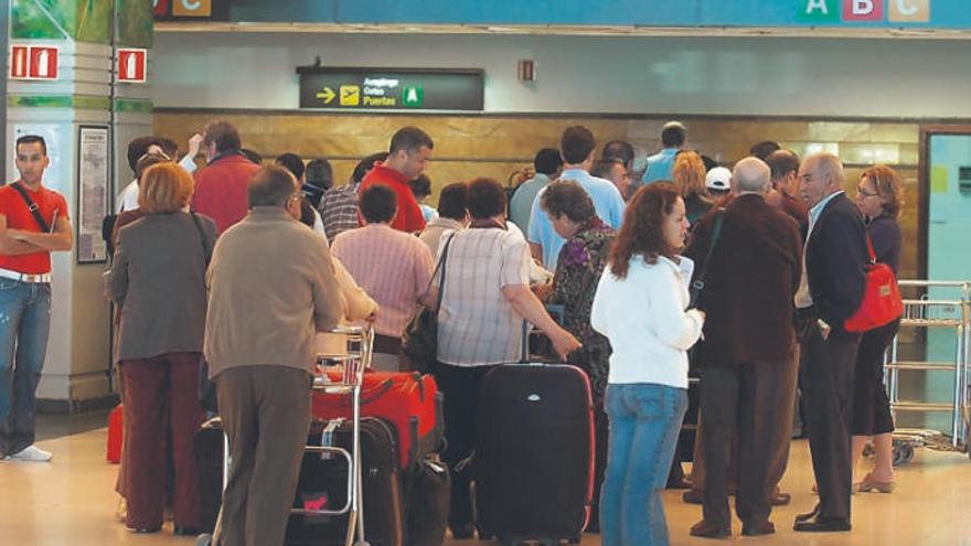 Pasajeros aguardan la facturación del equipaje para un vuelo nacional.