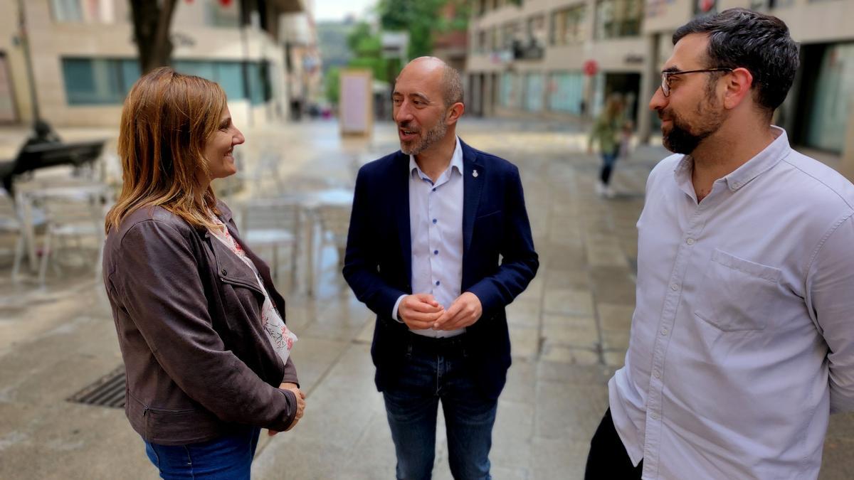 Marc Aloy, al mig, amb Mariona Homs i Carles Garcia, membres de la llista que lidera