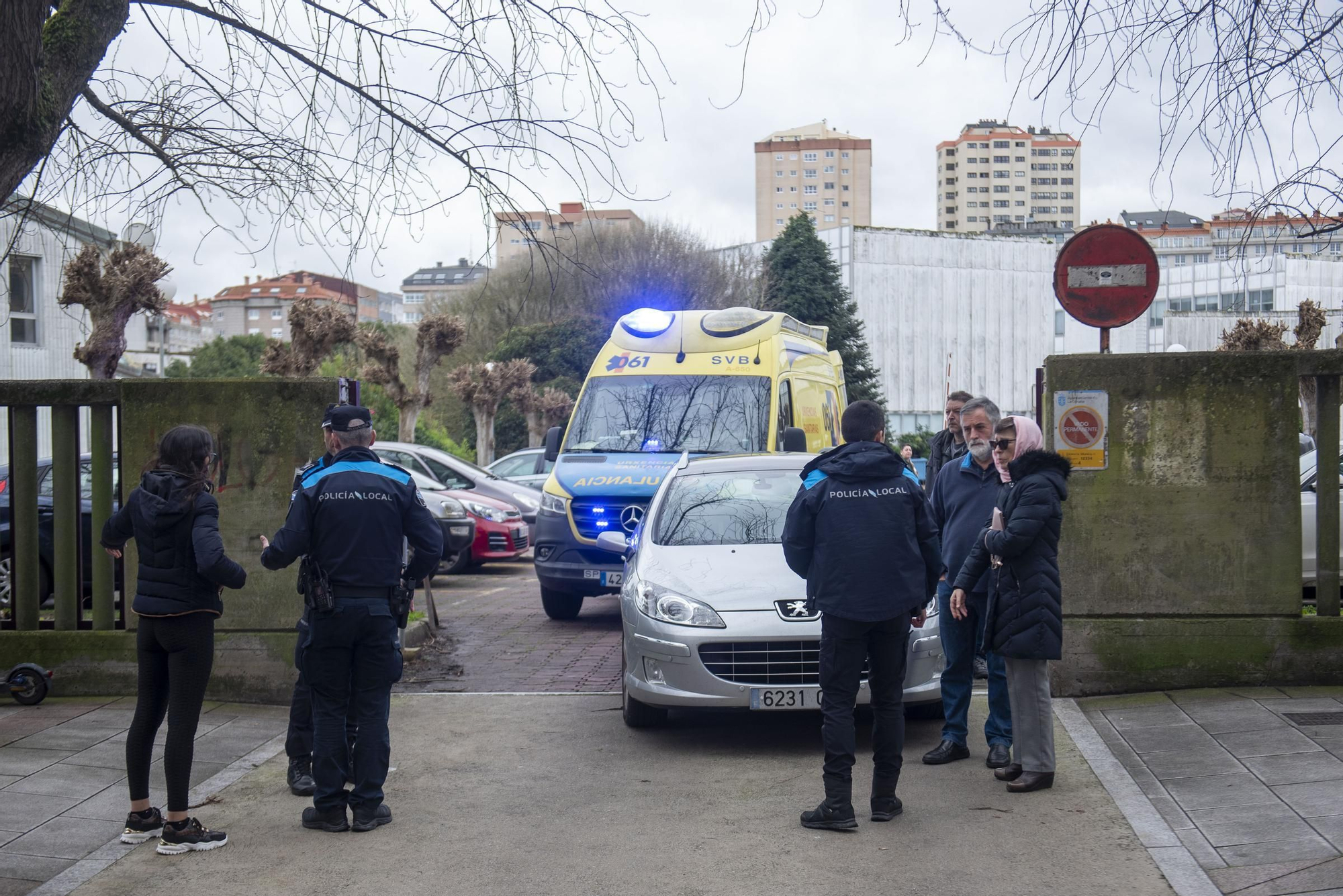 Herido en A Coruña el conductor de un patinete eléctrico al chocar en la acera con un turismo