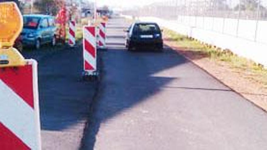Para evitar accidentes se ha señalizado el tramo del vial de servicio en el que se ha creado un escalón.
