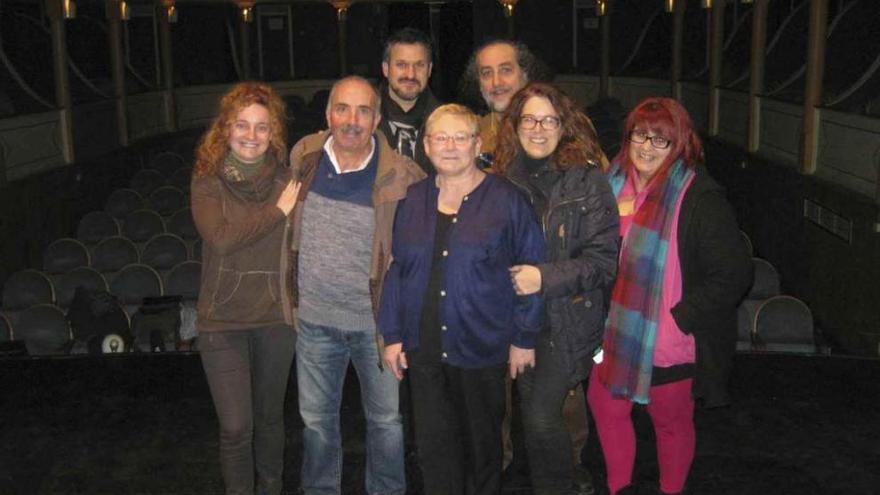 Integrantes del grupo de teatro Tespis posan en una foto de familia antes de comenzar un ensayo del pregón en el Latorre. Foto