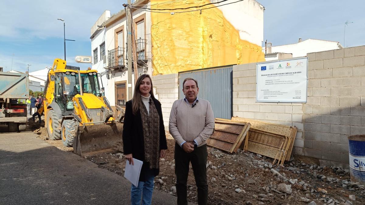 Almudena Mantilla y Jesús Morales, visitando las obras del PFEA de Villa del Río.