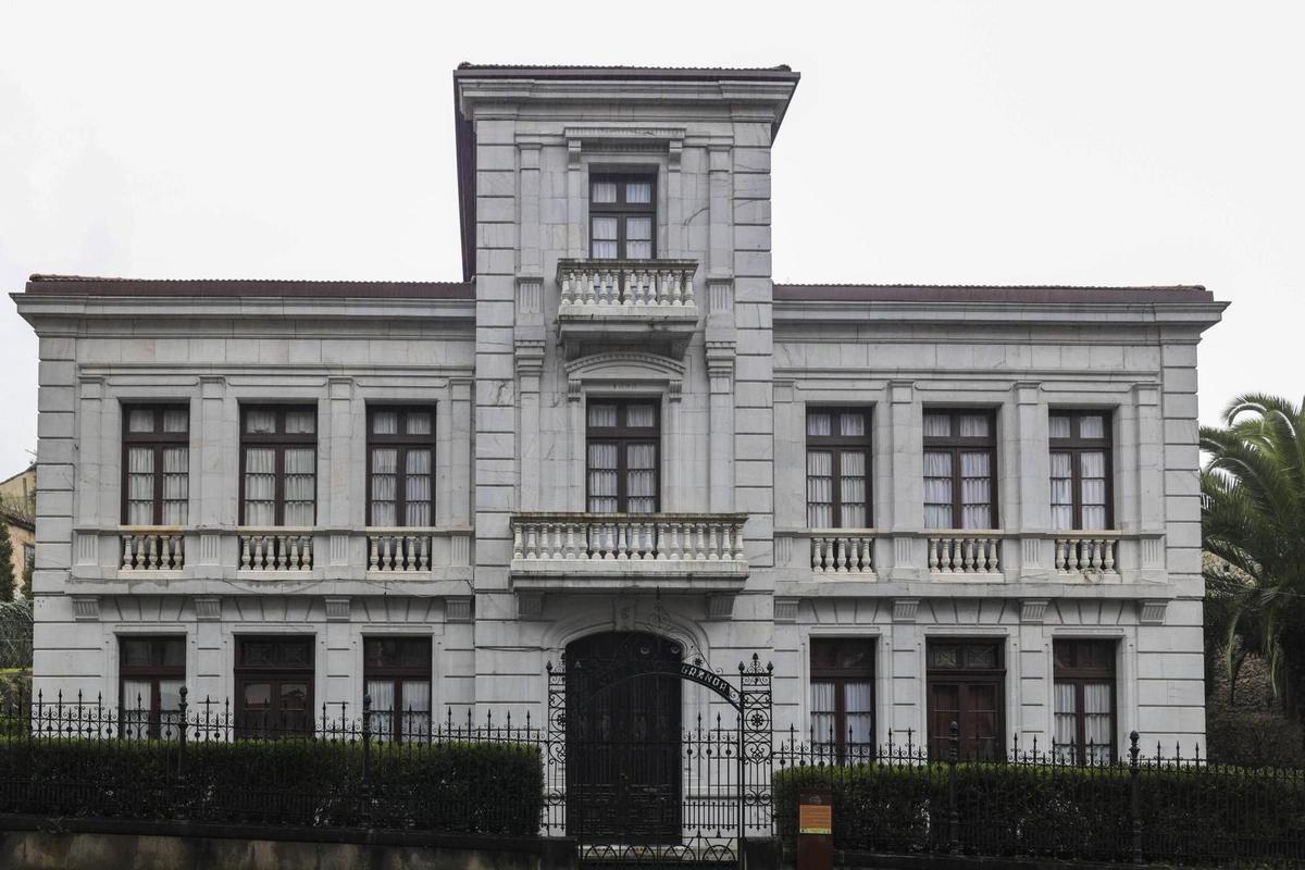 Vista de la casa, de diseño sobrio y cuidadas proporciones.