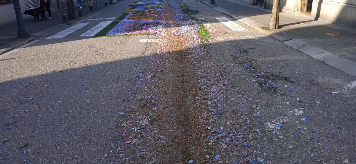 Un coductor destroza las alfombras florales del Corpus de Gondomar