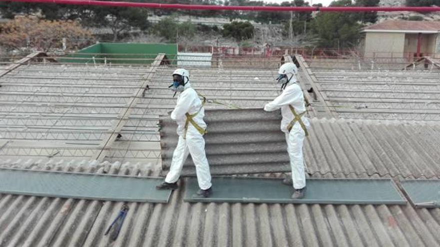 Imagen de los trabajos de retirada de la cubierta con amianto del Cristòfol Colom.