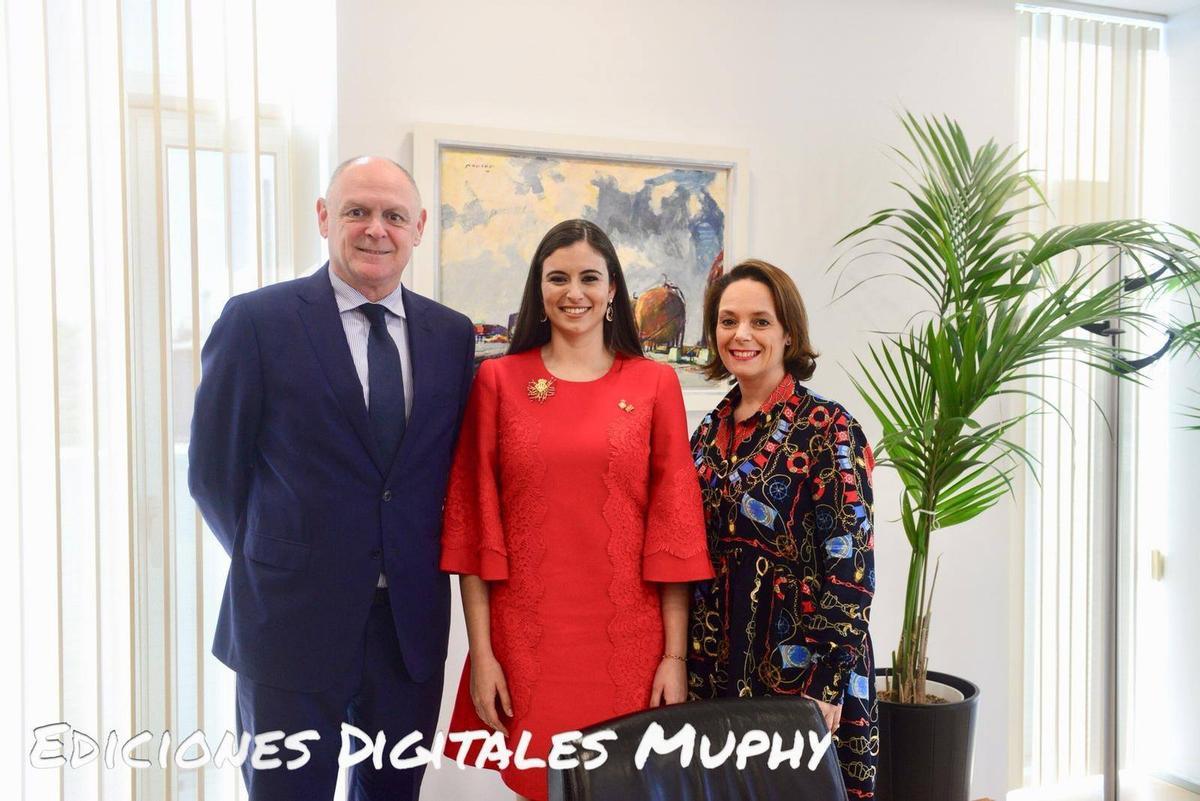 Juan Carlos Navarro, en fotografía de archivo, junto a la reina de las fiestas 2019 y la entonces presidenta de la Junta de Festes y futura edila de Fiestas, Noelia Selma.