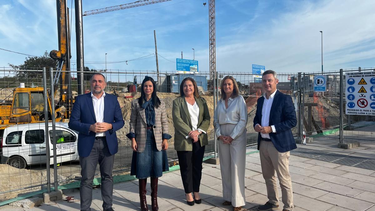 Julio García Comesaña, Patricia García, Ana Ortiz, Luisa Sánchez y Miguel Fidalgo, este domingo en Navia