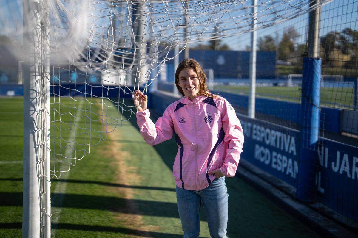 SANT ADRIÀ DE BESÒS 18/12/2024 Deportes. Entrevista Arola Aparicio, jugadora del RCD Espanyol. FOTO de ZOWY VOETEN