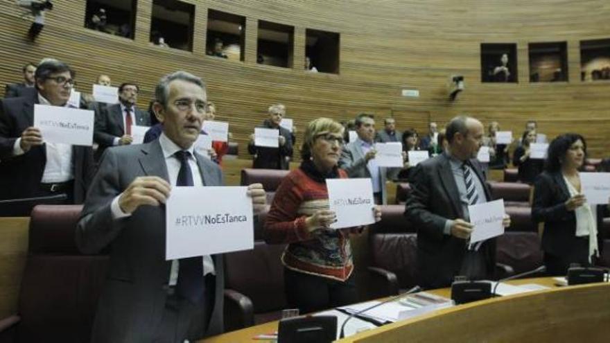 Los socialistas exhibieron carteles desde el escaño con el «hashtag» contra el cierre de RTVV.